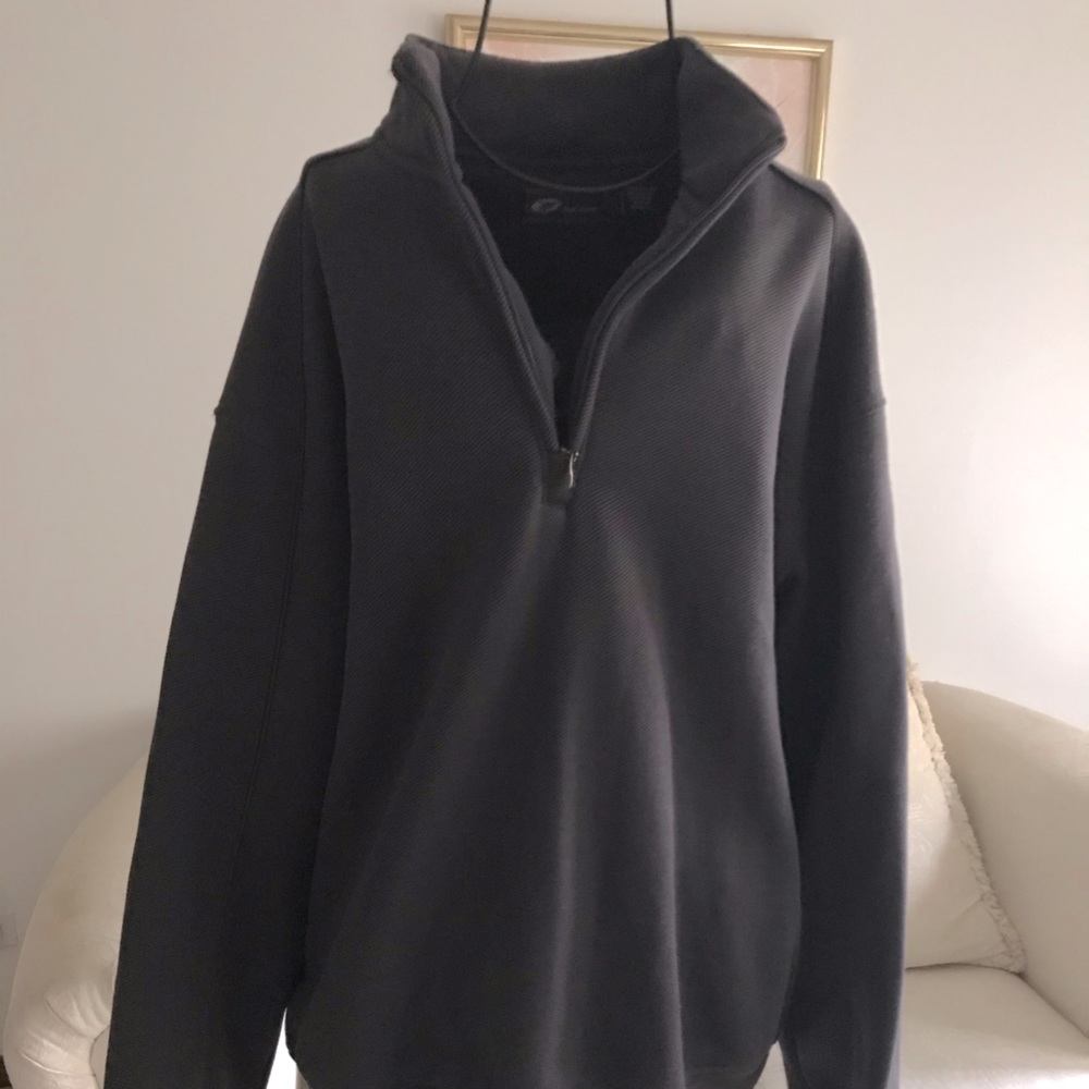 Sweat shirt with a zipper mid chest